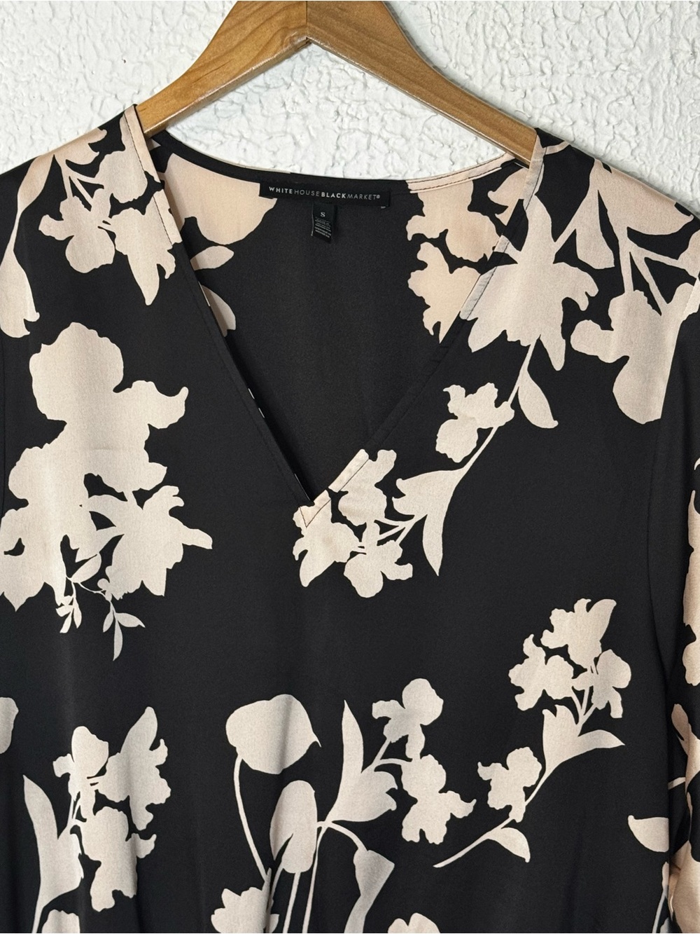White House Black Market Black Floral V-Neck Blouson Top - Picture 4 of 9